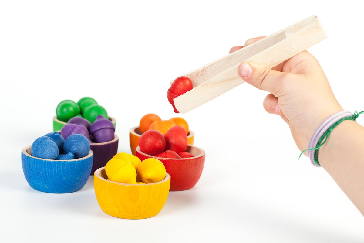 LACHT Spielfiguren Set – 96 Holzfiguren (25x12 Mm) + 6 Würfel, Bunt, Mit Aufbewahrungssäckchen, Für Brettspiele & Co.